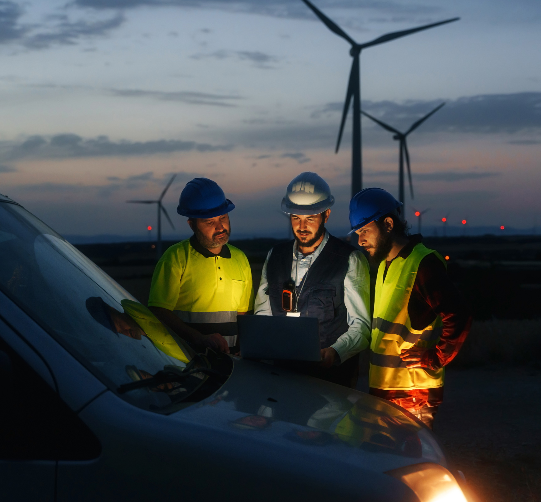 Techniciens sur le terrain dans un parc éolien