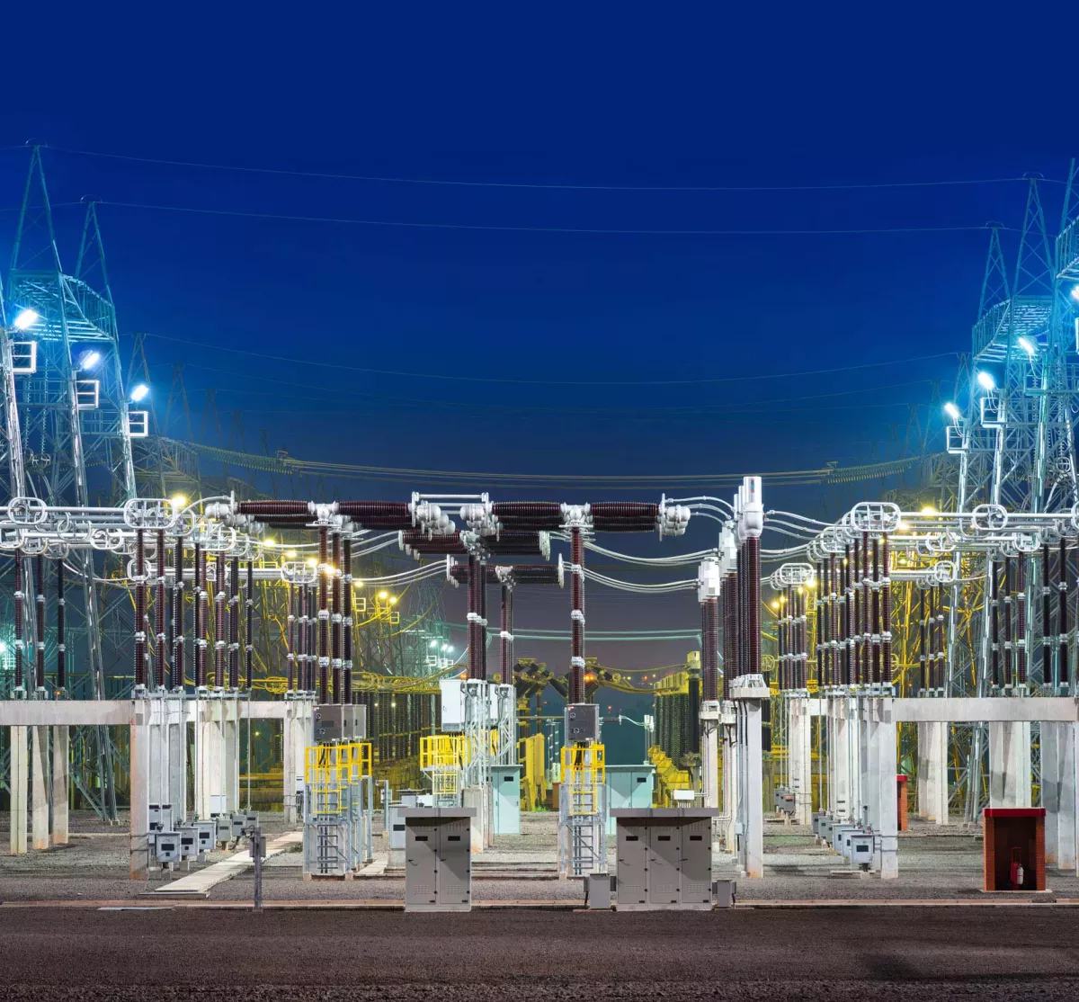 Sous-station électrique au crépuscule