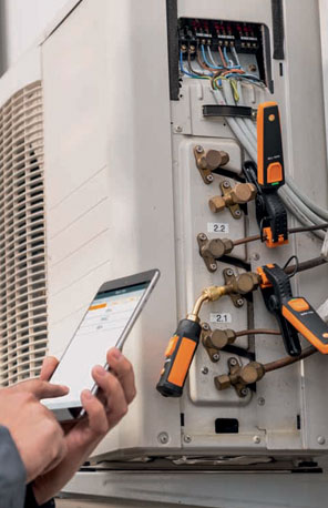 Testo’s 115i,549i and 605i application in use on smartphone application