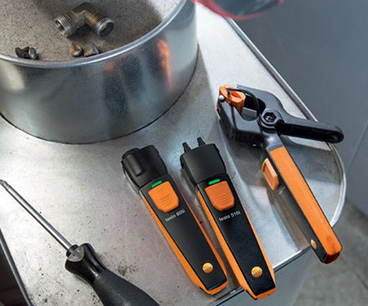 Testo’s 805i, 510i and 115i on metal workstation