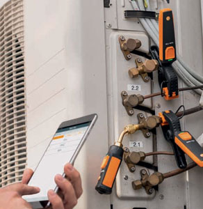 Les sondes intelligentes 549i et 115i de Testo vérifiant la surchauffe et le sous-refroidissement, par l’entremise d’un téléphone intelligent