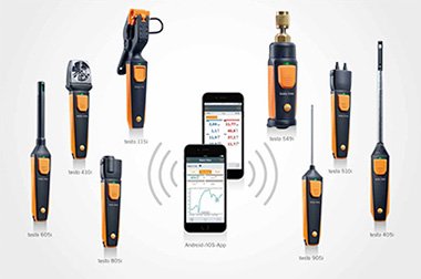 Testo Smart Probes Family surrounding two smartphones